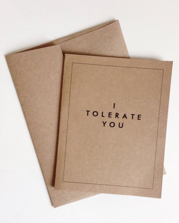 Eine Karte mit der Aufschrift „I tolerate you“ und ein passender Umschlag.
