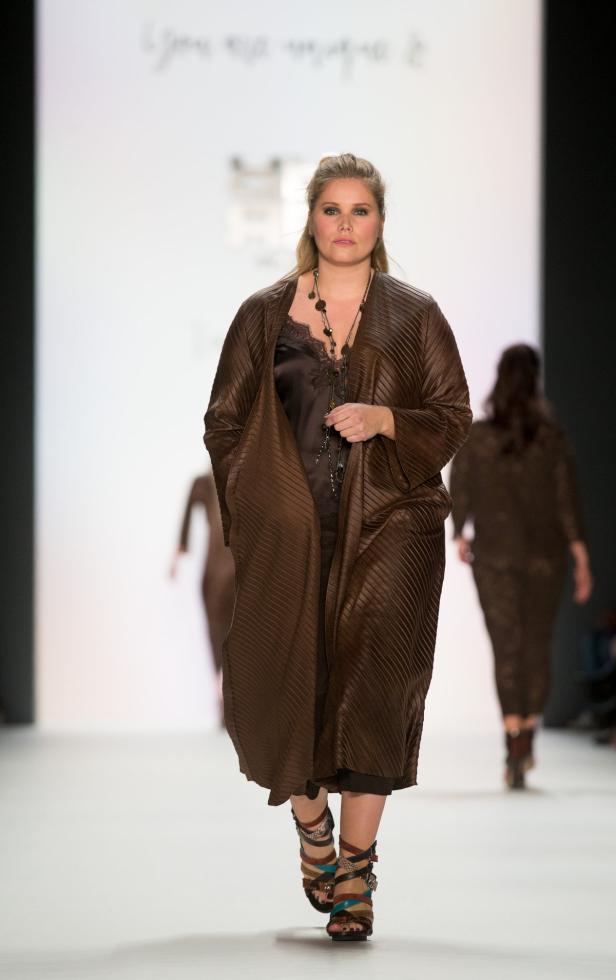Berliner Fashion Week - Riani Riani: Ethno-Prinzessinnen in edlem Tweed
