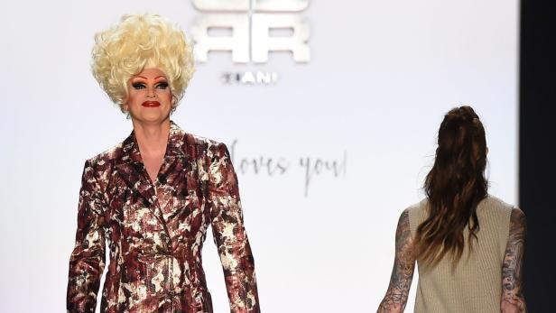 GERMANY-FASHION Riani: Ethno-Prinzessinnen in edlem Tweed