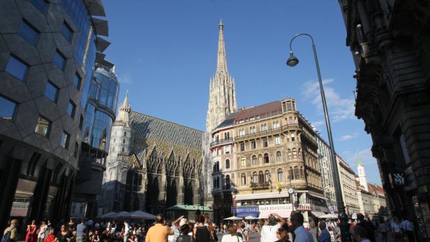 Der Stephansdom ragt über die belebte Innenstadt von Wien hinaus.