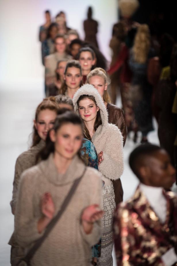 Berlin Fashion Week - RIANI Riani: Ethno-Prinzessinnen in edlem Tweed