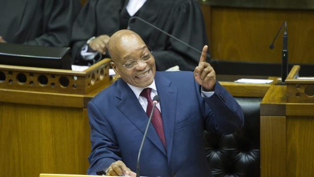 Jacob Zuma gestikuliert während einer Rede vor dem Parlament.