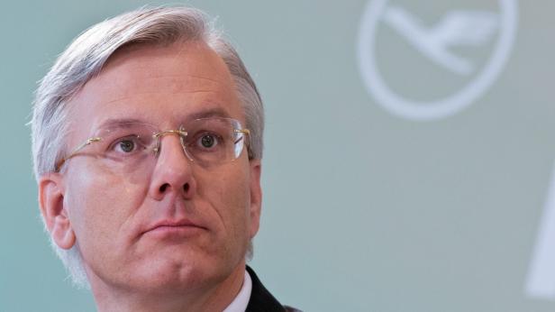 Carsten Spohr, der Vorstandsvorsitzende der Lufthansa, blickt nachdenklich zur Seite.