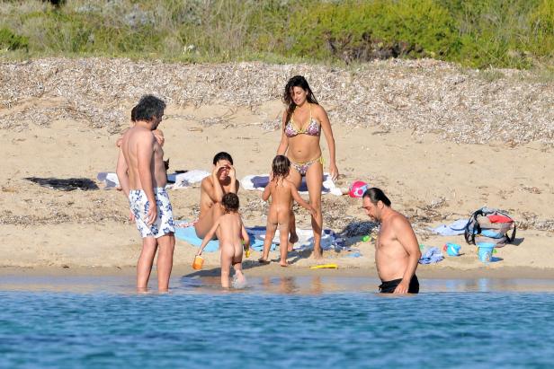Penélope Cruz und Javier Bardem mit ihren Kindern am Strand.