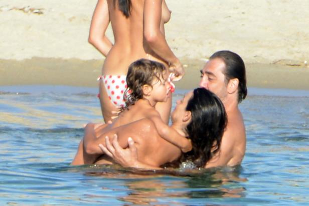 Javier Bardem und Penélope Cruz mit ihren Kindern im Meer.