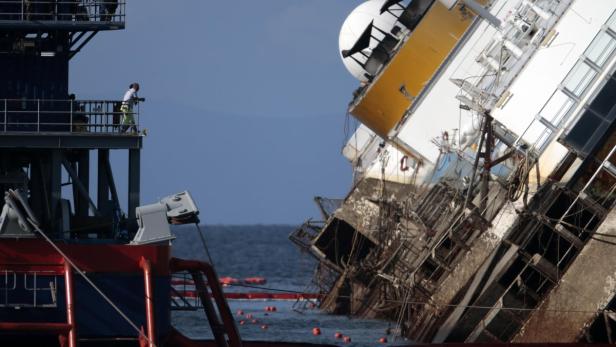 Das havarierte Kreuzfahrtschiff Costa Concordia liegt teilweise unter Wasser.