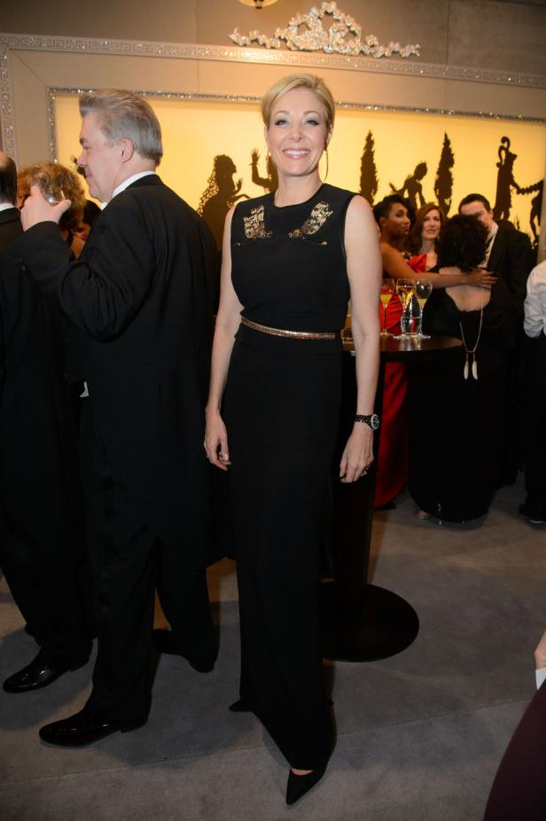 Eine Frau in einem schwarzen Kleid auf einer Veranstaltung.