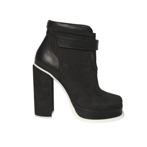 Ein schwarzer Stiefelette mit hohem Blockabsatz und weißer Sohle.