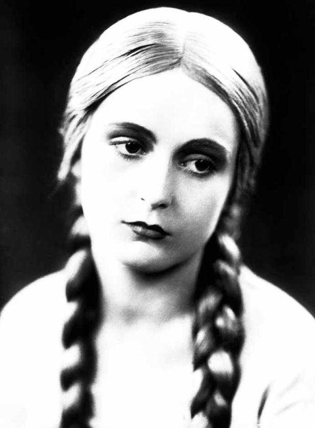 Schwarzweißporträt einer jungen Frau mit Zöpfen.