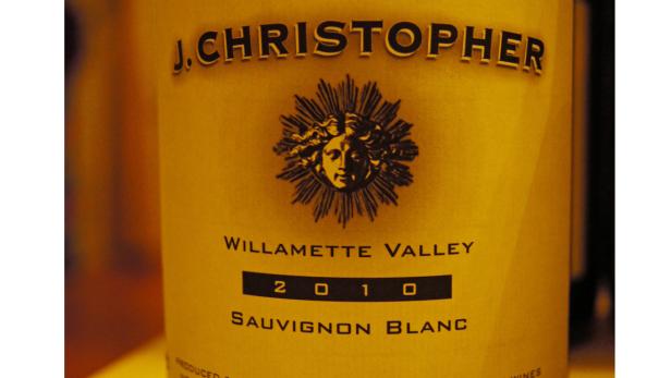 Die gelbe Flasche eines 2010er Sauvignon Blanc von J. Christopher aus dem Willamette Valley.