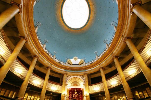 Blick in die Kuppel einer Synagoge mit blauem Sternenhimmel und Oberlicht.