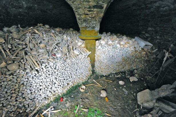 Ein Raum in einem Beinhaus, gefüllt mit Schädeln und Knochen.