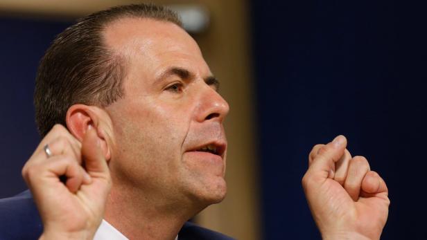 Ein Mann gestikuliert während einer Rede.