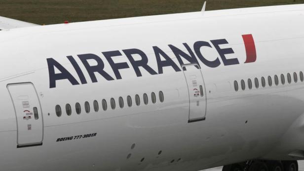 Die Seite einer Boeing 777-300ER von Air France mit dem Logo der Fluggesellschaft.