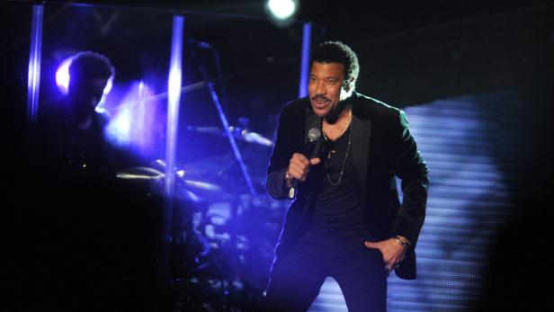 Lionel Richie tritt bei einem Konzert auf der Bühne auf.