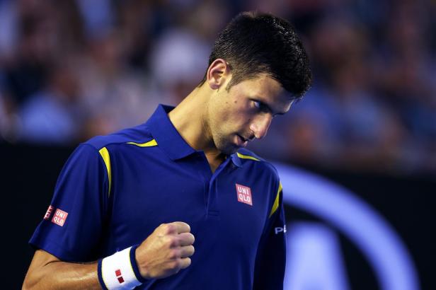 Novak Đoković ballt die Faust während eines Tennisspiels.