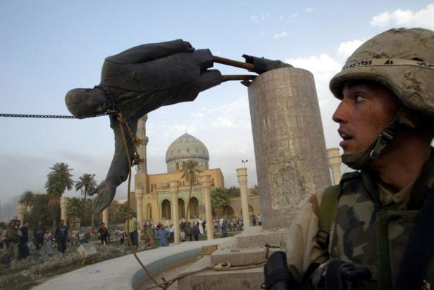 Eine gestürzte Statue von Saddam Hussein in Bagdad, Irak, im Jahr 2003.