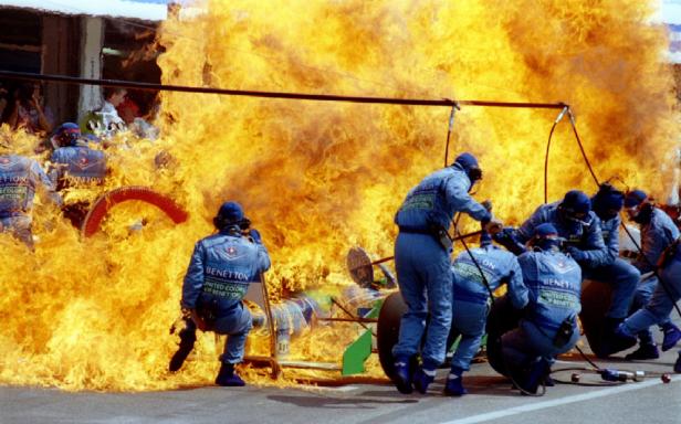 Boxencrew von Benetton inmitten eines großen Feuers bei einem Formel-1-Rennen.