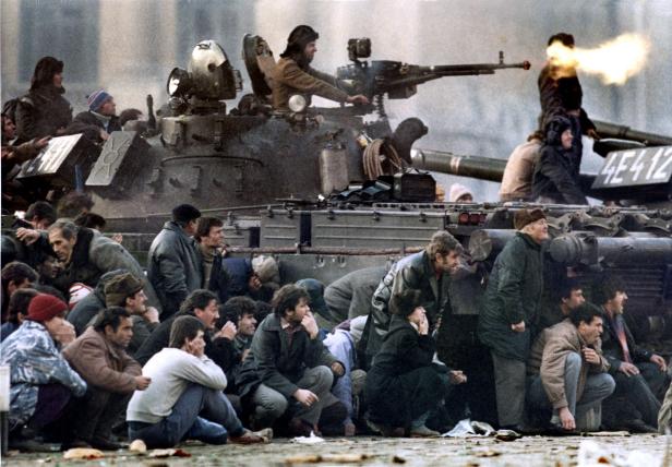 Ein Panzer feuert inmitten einer Menschenmenge.