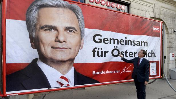Ein Mann zeigt auf ein Wahlplakat der SPÖ mit dem Slogan „Gemeinsam für Österreich“.
