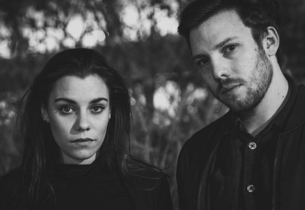 Ein Schwarzweißporträt einer Frau und eines Mannes vor einem unscharfen Hintergrund.