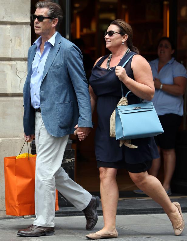 www.photopress.atPierce Brosnan and Keely shopping in Paris.FORMER 007 ACTOR PIERCE BROSNAN AND HIS WIFE KEELY SHAYE SMITH DOING SOME SHOPPING IN PARIS Pierce Brosnan und seine Frau gehen Händchen haltend mit Einkaufstüten die Straße entlang.