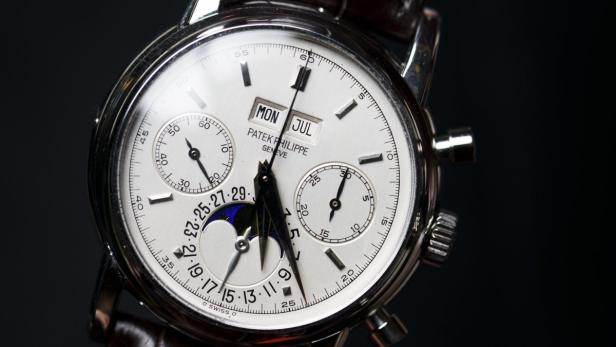 Eine Patek Philippe Uhr zeigt Montag, Juli und eine Mondphasenanzeige.