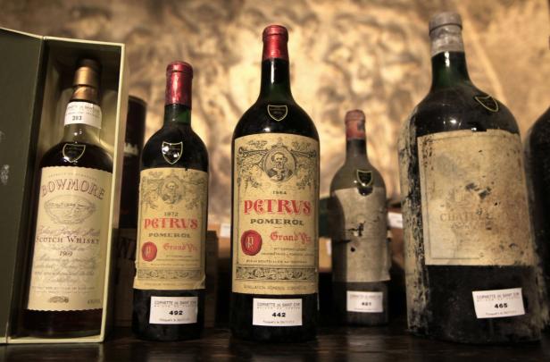 Mehrere Flaschen Wein und eine Flasche Bowmore Scotch Whisky stehen auf einem Tisch.