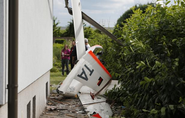Segelflugzeug stürzte in ein Haus