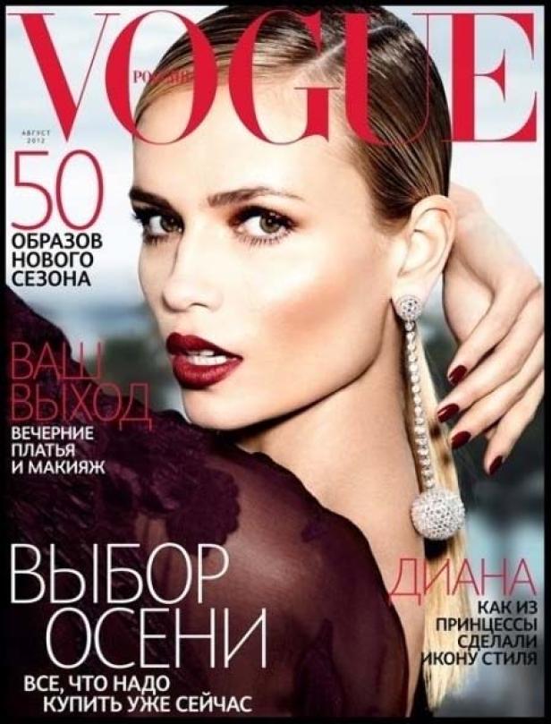 Das Cover der russischen Vogue mit einem Model mit dunklem Kleid und Ohrring.