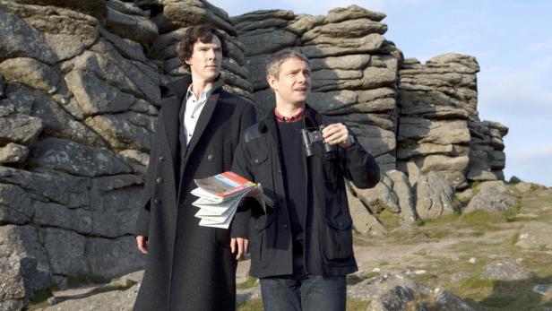 Sherlock Holmes und John Watson in einer felsigen Landschaft.