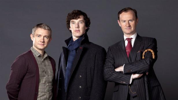 Die Schauspieler Martin Freeman, Benedict Cumberbatch und Mark Gatiss posieren für „Sherlock“.