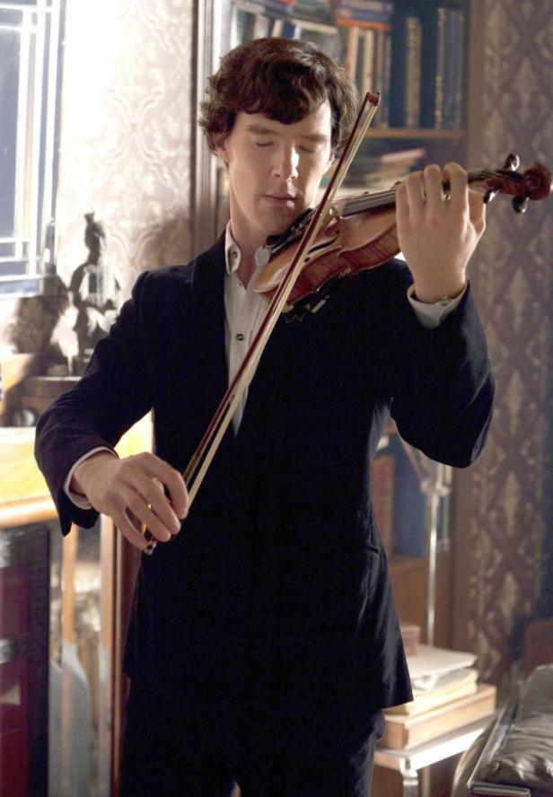 Benedict Cumberbatch spielt in einer Innenaufnahme Geige.