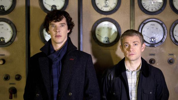 Benedict Cumberbatch und Martin Freeman vor einer Wand mit Messgeräten.