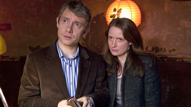 Martin Freeman und eine Frau stehen unter einer Papierlaterne.