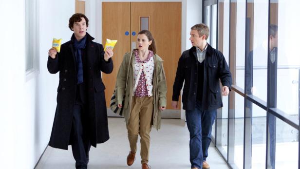 Benedict Cumberbatch als Sherlock Holmes mit Chips, zusammen mit Martin Freeman und Amanda Abbington.