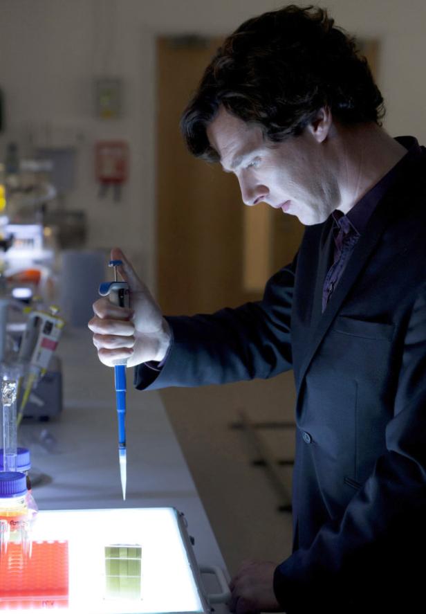 Benedict Cumberbatch als Sherlock Holmes im Labor mit einer Pipette.