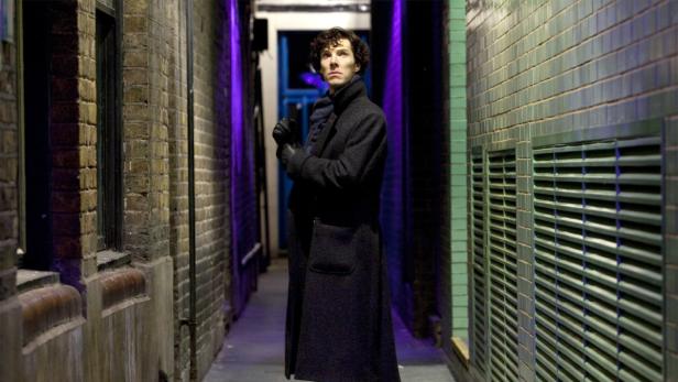 Benedict Cumberbatch als Sherlock Holmes in einer dunklen Gasse.