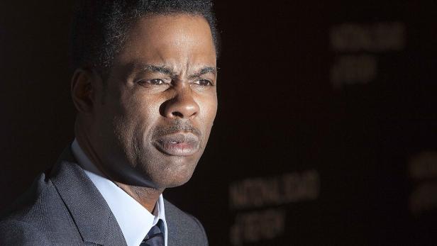 Porträt von Chris Rock mit ernstem Gesichtsausdruck.