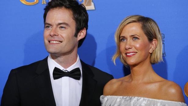 Bill Hader und Kristen Wiig posieren auf einem Event auf dem blauen Teppich.