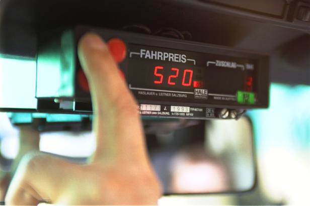 Ein Taxameter zeigt einen Fahrpreis von 520 an.