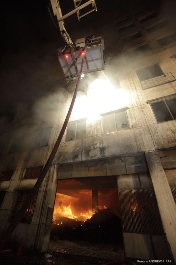 Feuerwehrleute bekämpfen einen Brand in einem mehrstöckigen Gebäude.