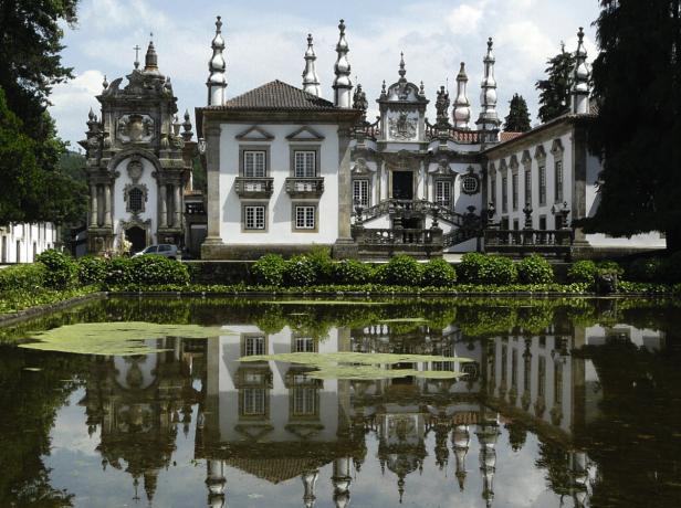 Der Palácio de Mateus in Portugal spiegelt sich in einem ruhigen Teich.