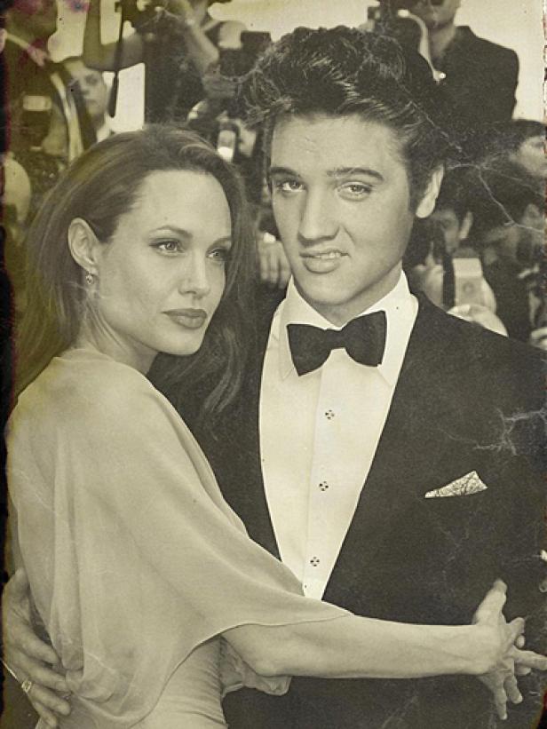 Angelina Jolie und ein Elvis-Presley-Double posieren auf einem Event.