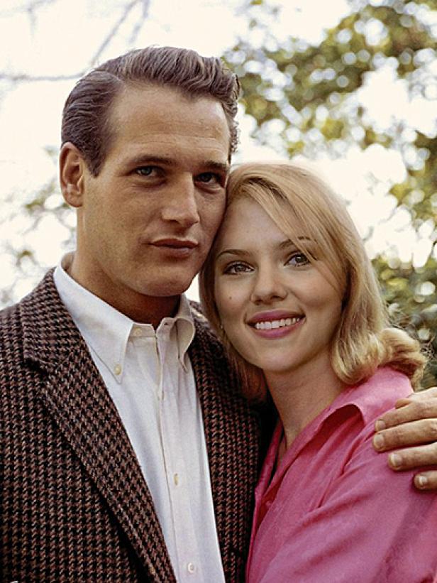 Paul Newman und Scarlett Johansson posieren für ein Foto.