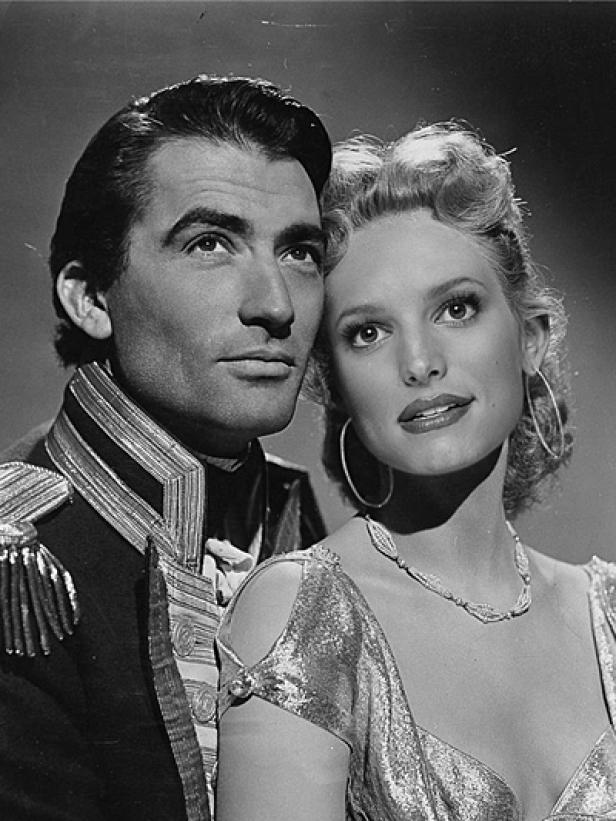 Gregory Peck und Virginia Mayo in einer Filmszene, beide blicken nach links oben.