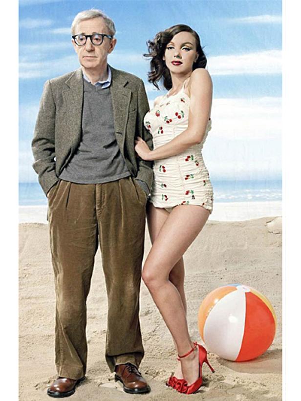 Woody Allen posiert mit einer Frau am Strand.