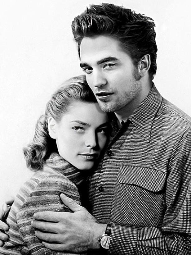 Ein Schwarzweißfoto von Robert Pattinson, der eine Frau umarmt.