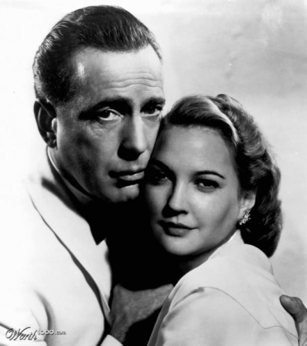 Ein Schwarzweißporträt von Humphrey Bogart und Lauren Bacall, die sich umarmen.