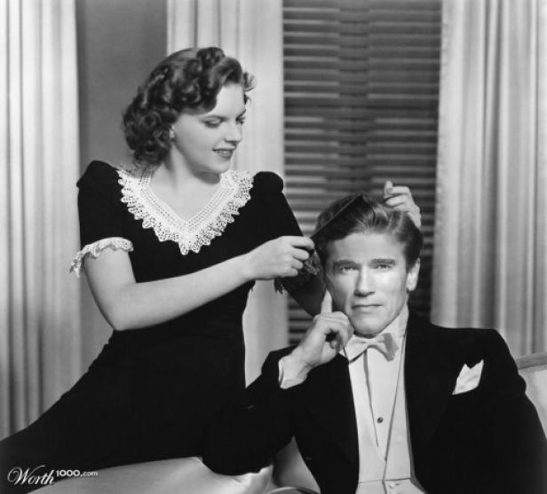 Eine Frau kämmt einem Mann im Smoking die Haare.